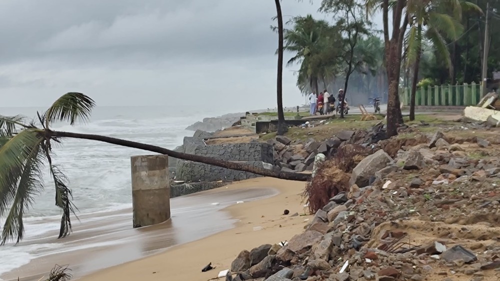 அம்பாறையில் அடை மழை, கடலரிப்பு