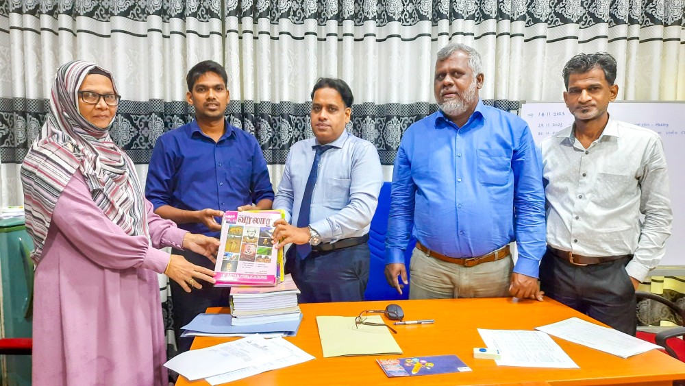 சாய்ந்தமருது நூலகத்திற்கு புத்தகங்கள் அன்பளிப்பு