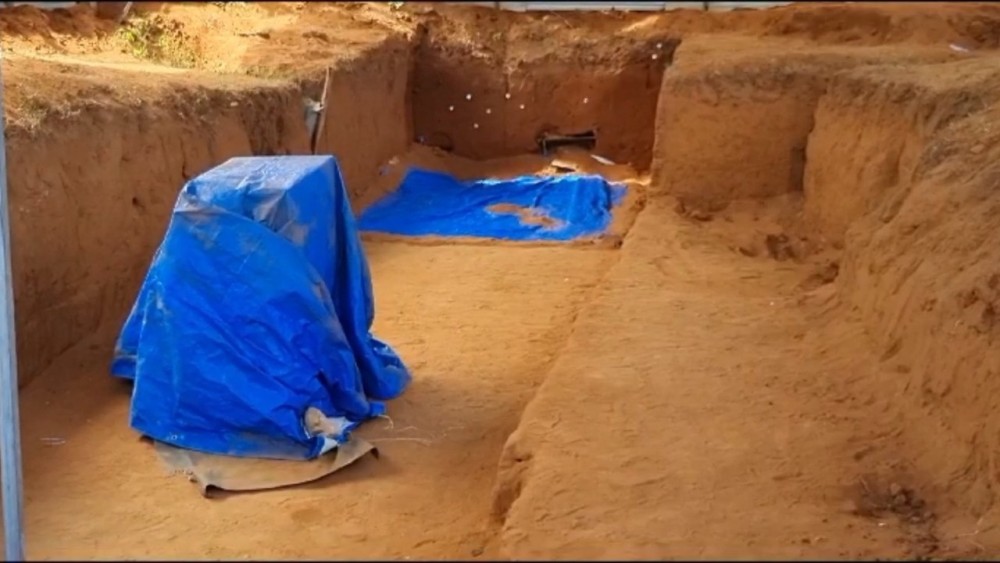 இடைநிறுத்தப்பட்ட மனிதப் புதைகுழி அகழ்வுகள் - 40 மனித எலும்புக் கூட்டுத் தொகுதிகள்