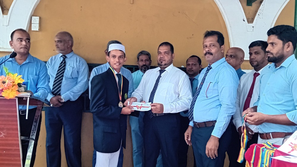 கல்முனை சாஹிராவில் 9ஏ சித்தி பெற்ற மாணவர்கள் பாராட்டி கௌரவிப்பு