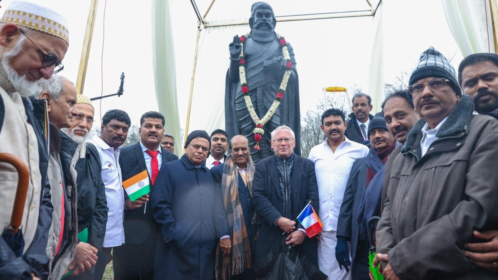 திருவள்ளுவர் உருவச்சிலையை  திறந்து வைத்தார்  செந்தில் தொண்டமான்