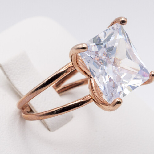Solitaire zirconia stone set on rose gold plated 925 sterling silver ring