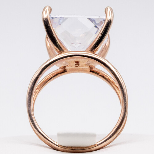 Solitaire zirconia stone set on rose gold plated 925 sterling silver ring