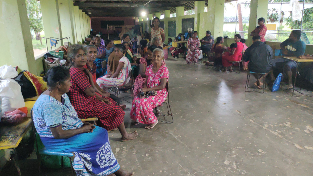 வெள்ளத்தினால் மக்கள் பாடசாலைகளில் தஞ்சம்