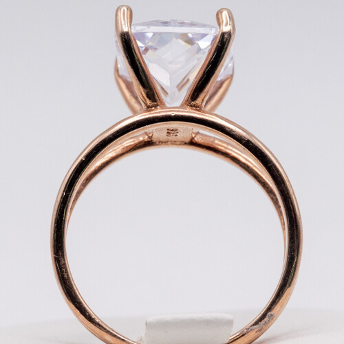 Solitaire zirconia stone set on rose gold plated 925 sterling silver ring