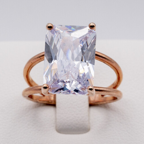 Solitaire zirconia stone set on rose gold plated 925 sterling silver ring