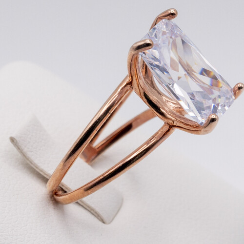 Solitaire zirconia stone set on rose gold plated 925 sterling silver ring