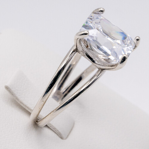 Solitaire zirconia stone set on Rhodium plated 925 sterling silver ring