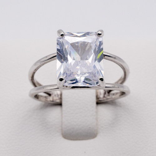 Solitaire zirconia stone set on Rhodium plated 925 sterling silver ring