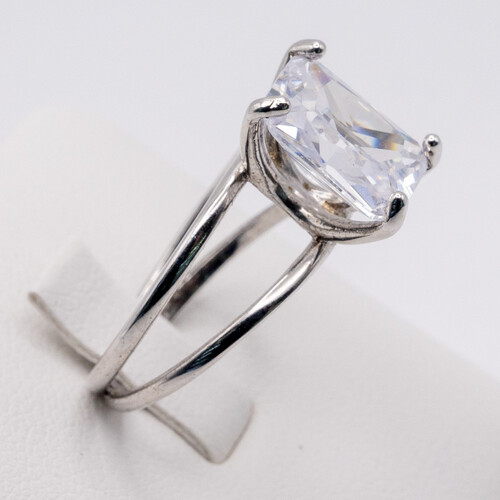 Solitaire zirconia stone set on Rhodium plated 925 sterling silver ring