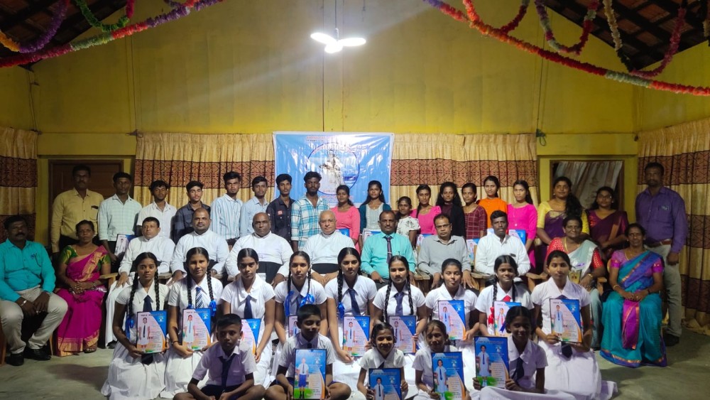 கப்பல் மாதா உதவும் கரங்கள் அமைப்பினரால் மாணவர்கள், ஆசிரியர்கள் கெளரவிக்கும் நிகழ்வு