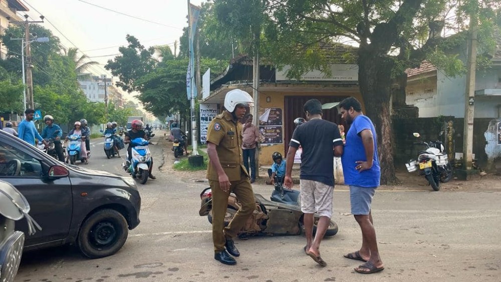 தலைக்கவசம் அணியாமல் பயணித்த இளைஞர்களின் கதி