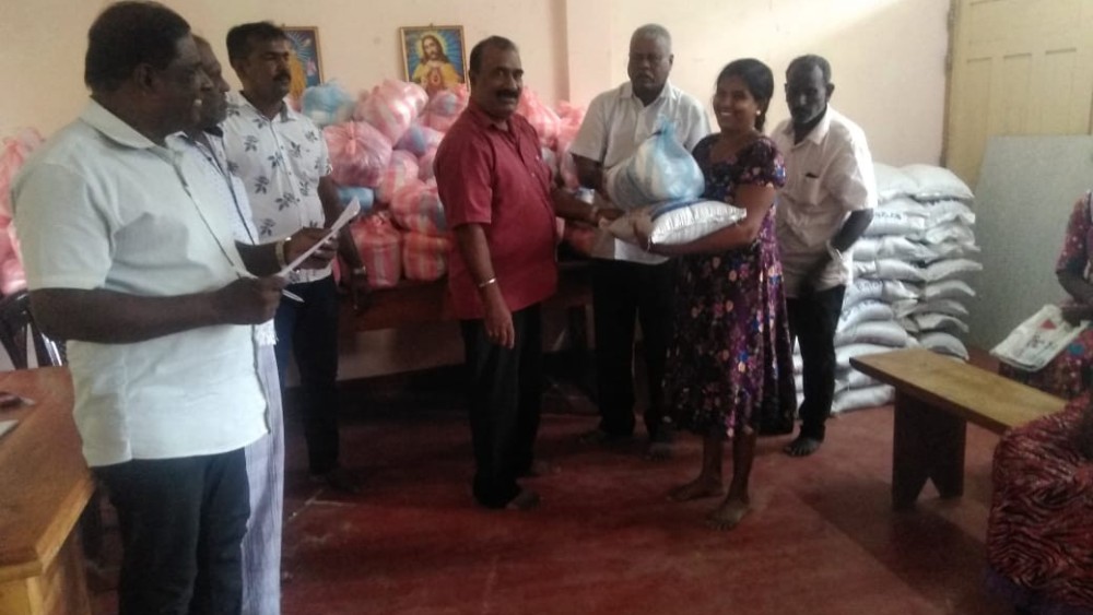 தொடர் மழையால் அவதியுறும் சேந்தாங்குளம் கடற்றொழிலாளர்களுக்கு  அமைச்சர் டக்ளஸ் நிதியுதவி 