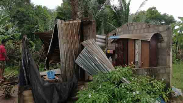 சுழல் காற்றால் வீடுகள் சேதம்