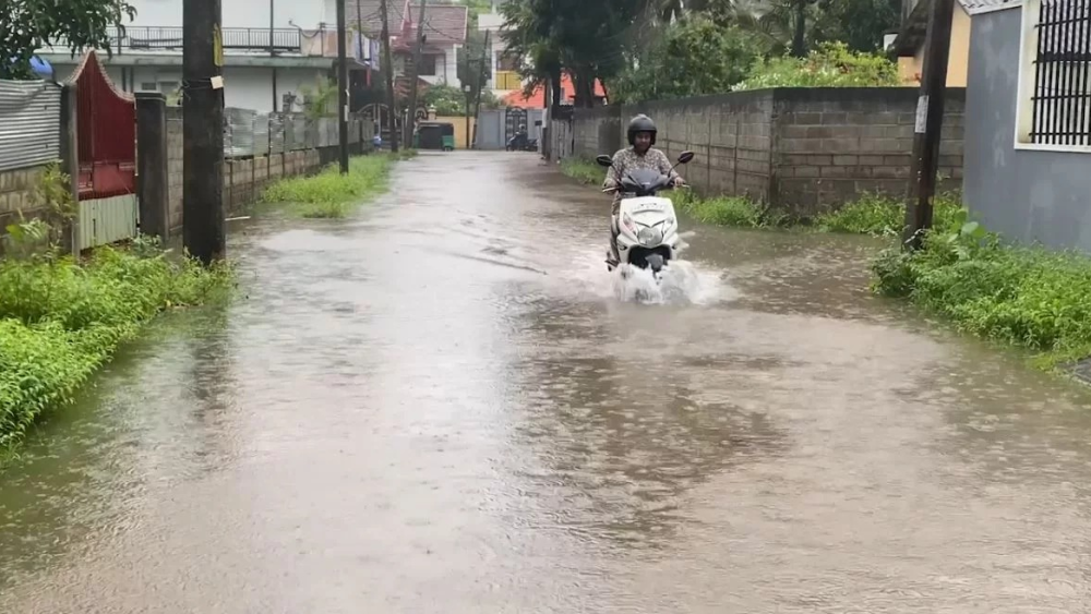 மட்டக்களப்பில் தாழ்நிலங்கள் வெள்ளத்தில் - மக்கள் அவலத்தில்