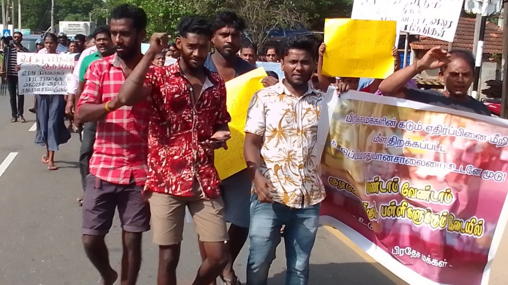 மதுபான சாலையை அகற்றக் கோரி மக்கள் போராட்டம்