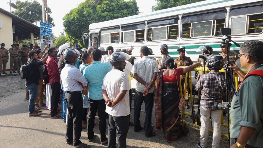  யாழ். வந்த ஜனாதிபதிக்கு எதிராக கச்சேரியின் முன்பாக போராட்டம்