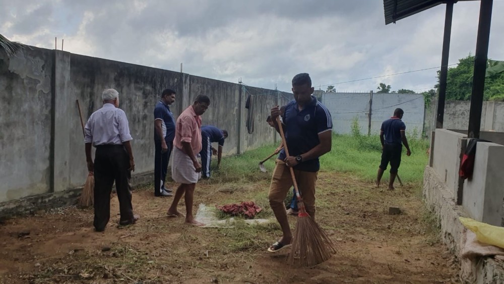 டெங்கு பரவலை கட்டுப்படுத்தும் நோக்கில் பொலீசாரால் நெல்லியடியில் சிரமதானம்