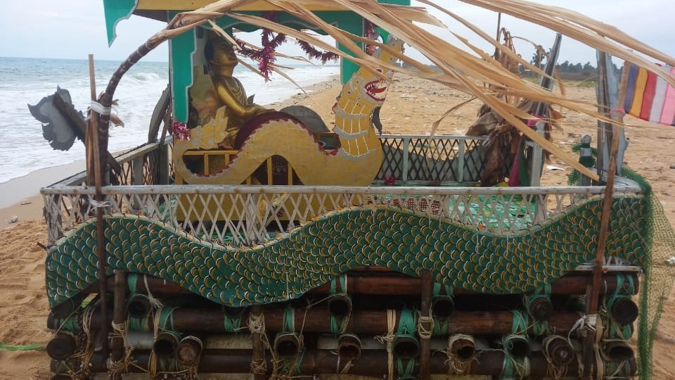 கரை ஒதுங்கிய புத்த பெருமான் மிதப்பு ரதம்