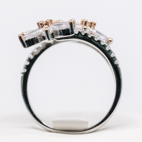 Moissanite stone set on 925 sterling silver ring