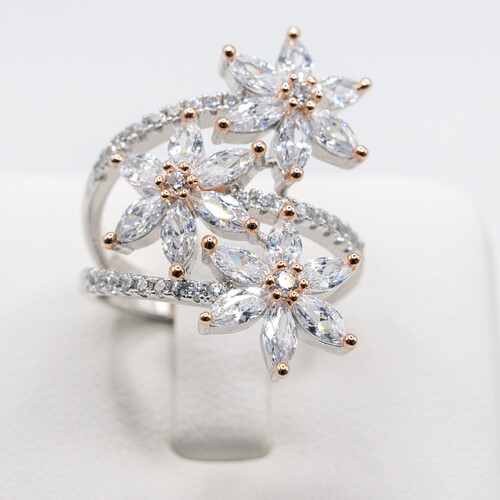 Moissanite stone set on 925 sterling silver ring