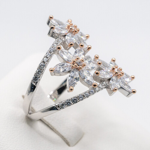 Moissanite stone set on 925 sterling silver ring