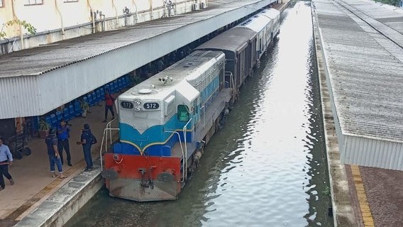 வௌ்ளத்தில் மூழ்கிய ரயில் நிலையம்