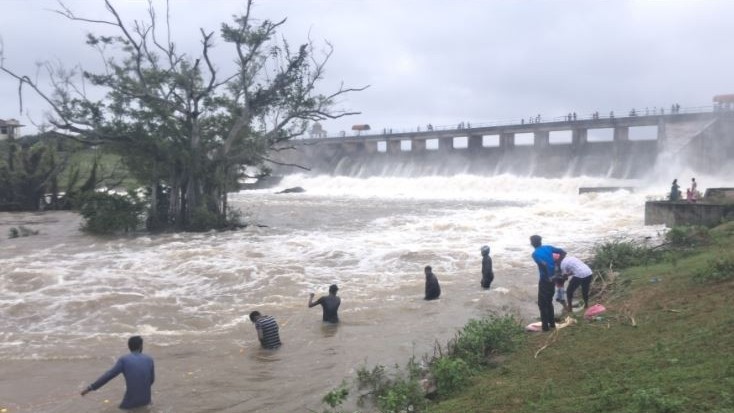 முல்லைத்தீவில் தொடர்ச்சியான மழையினால்  தாழ்நிலப் பகுதிகள் வெள்ளத்தில் 