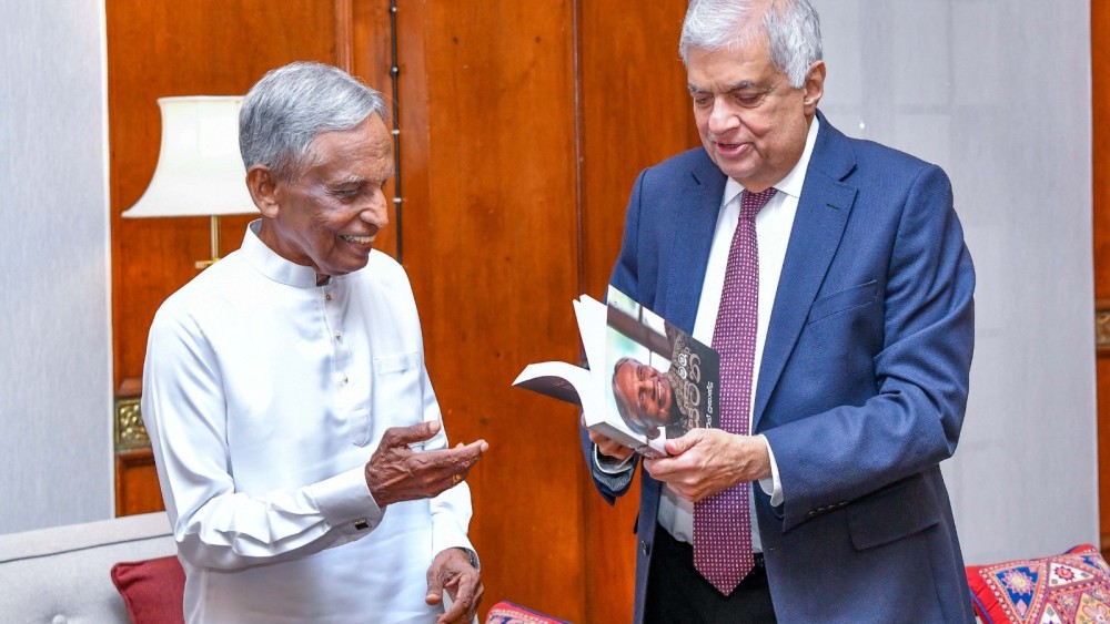 நான் ஒஸ்டின் புத்தகம் ஜனாதிபதிக்கு கையளிக்கப்பட்டது