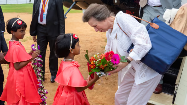  ஹெலிகொப்டரில் யாழ்ப்பாணம் வந்திறங்கிய பிரிட்டன் இளவரசி