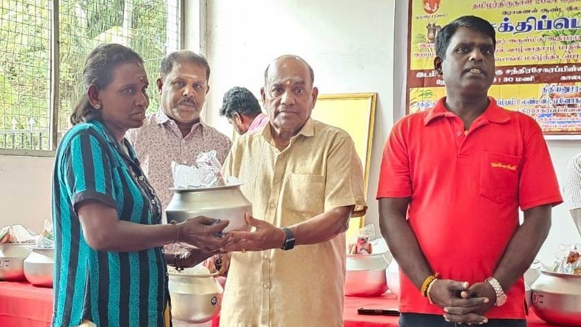 மேல்மருவத்தூர் சக்தி பீடத்தால் பொங்கல் பொதிகள் அன்பளிப்பு