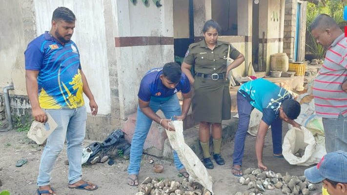 மன்னார் எருக்கலம்பிட்டியில் 14,000 சங்குகளுடன் மூவர் கைது