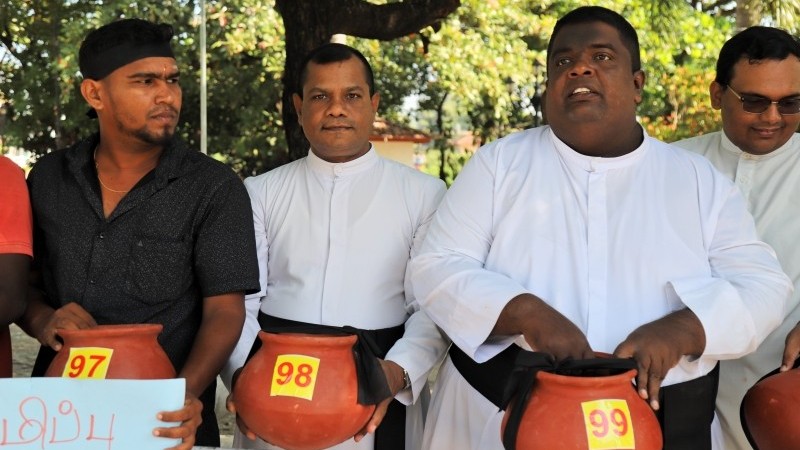 கறுப்புப் பட்டி தாங்கிய பொங்கல் பானைகள் போராட்டம் 