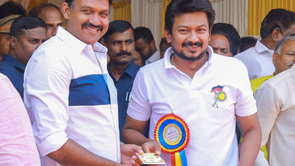 அலங்கா நல்லூர் ஜல்லிக்கட்டில் வெற்றிபெற்ற  இ.தொ.கா தலைவர் செந்தில் தொண்டமான் காளை