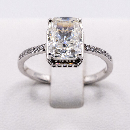 Moissanite stone set on 925 sterling silver ring