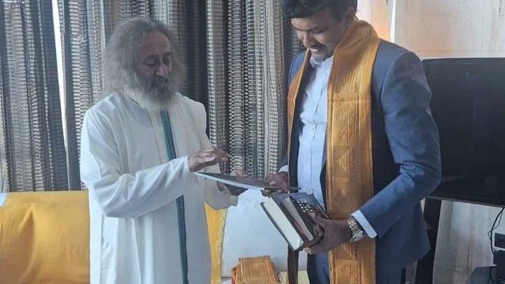 ஆன்மீகத் தலைவரான ஸ்ரீ ஸ்ரீ ரவிசங்கர் குருஜியை சந்தித்த கிழக்கு மாகாண ஆளுநர்