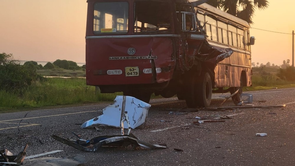 அரச பேருந்தை மோதிய தனியார் பேருந்து