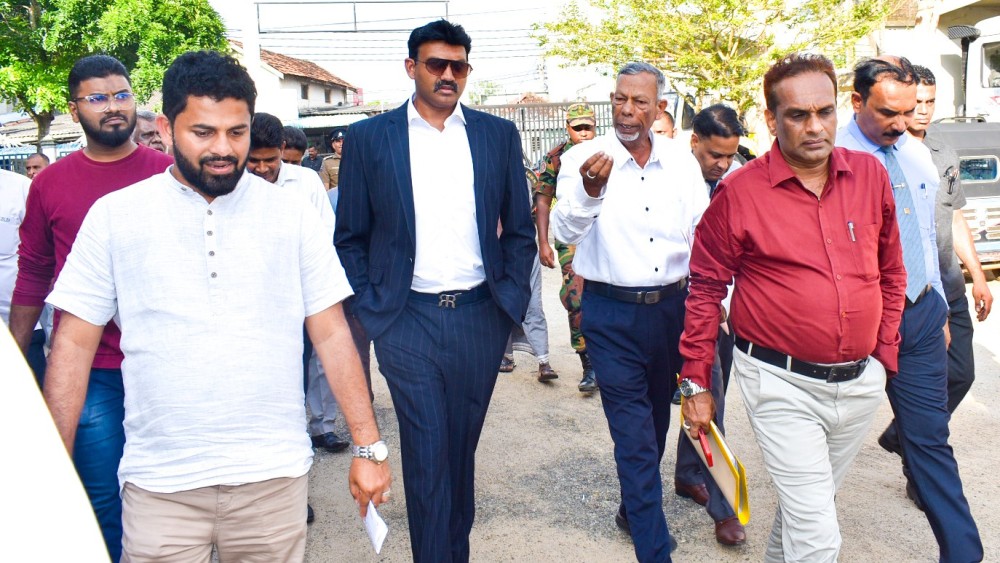 கல்முனை மாநகர சபைக்கு கிழக்கு ஆளுநர் விஜயம்