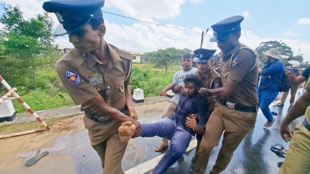 சுதந்திர தினத்துக்கு எதிராக கிளிநொச்சியில் மாணவர்கள் தடைகளை மீறிப் போராட்டம்