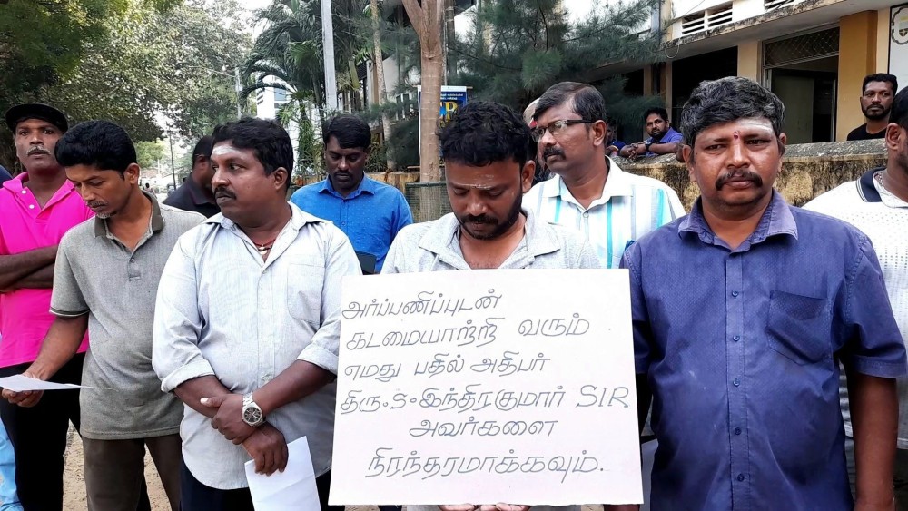 பெண் அதிபரின் நியமனம் -  எதிர்த்து நேற்று போராட்டம்