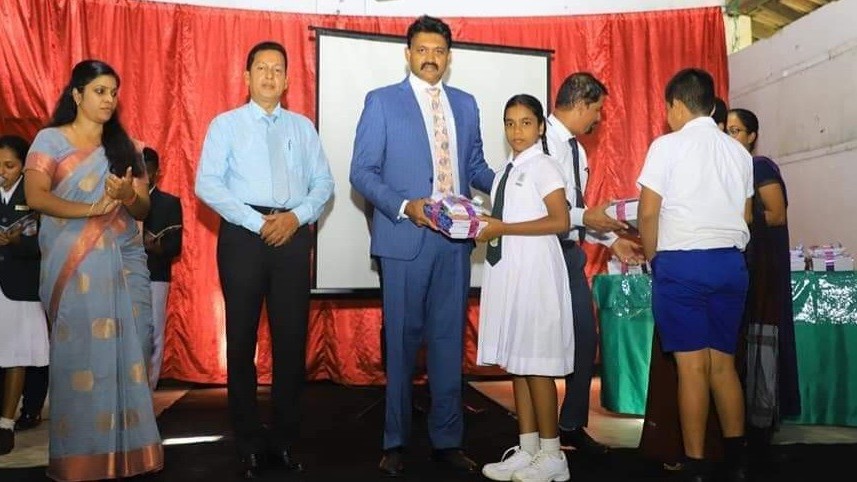 கிழக்கு மாகாண ஆளுநரால் இலவச பாடநூல், சீருடை துணிகள் வழங்கல்