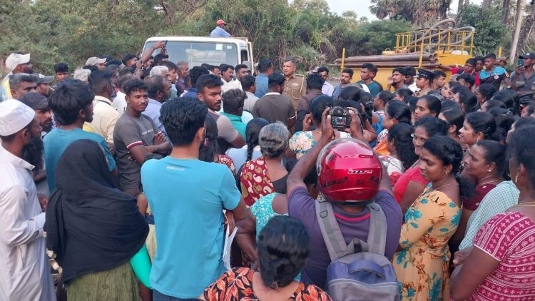 மணல் அகழ்வினர் கூடினர் - மக்கள் திரண்டனர் - விரட்டி அடித்தனர் 