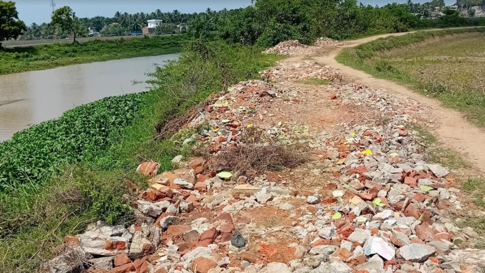 வீதிகளை செப்பனிட்டு தருமாறு விவசாயிகள் கோரிக்கை