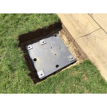 Secure fixing of temporary structures in a public place 