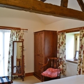 Cosy Wood Beamed Cottage On Equestrian Farm, Noverton Lane