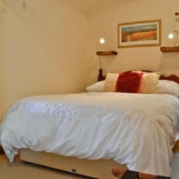 Cosy Wood Beamed Cottage On Equestrian Farm, Noverton Lane