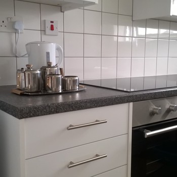 Light & Airy 2 Bedroom Apartment With Garden & Parking, Elmfield Avenue