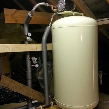Combi boiler with accumulator tank