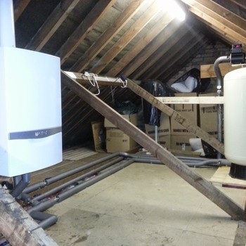 Combi boiler with accumulator tank