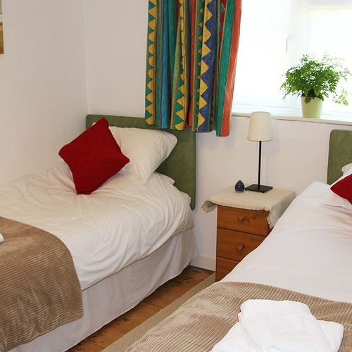 New Barn Lane, 3 bedroom bungalow Cheltenham racecourse, 6 single beds !